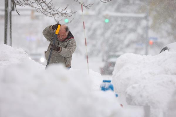照片:创纪录的暴风雪将纽约北部部分地区埋在6英尺厚的雪下