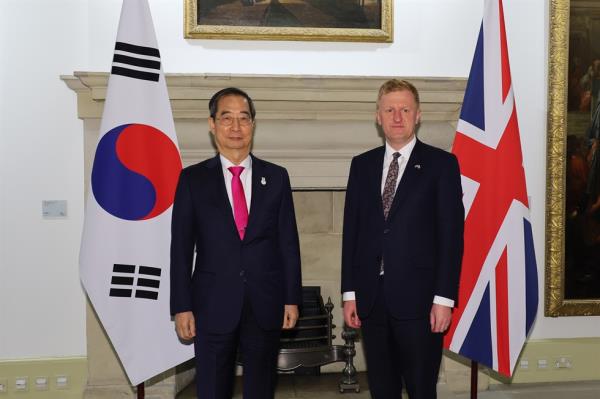 韩总理在伦敦会见了英国副首相