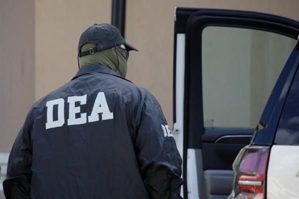 DEA未能惩罚导致阿片类药物危机的药品经销商，引发了旋转门问题