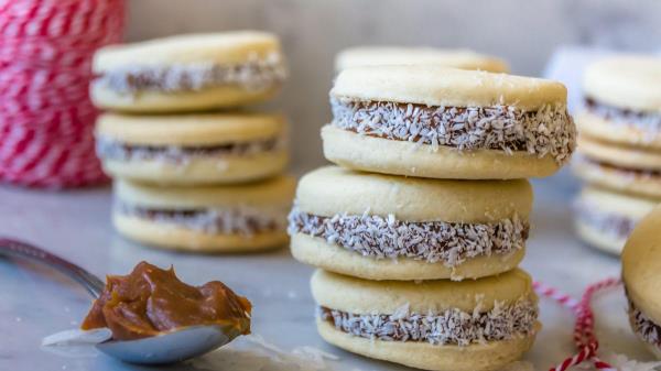 这些简单的Alfajores三明治饼干满足每一个甜食爱好者