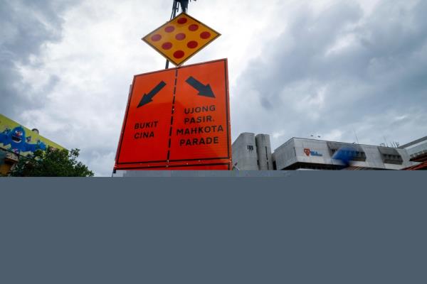 All road users divert their vehicles to the designated route in co<em></em>njunction with the road closure period in co<em></em>njunction with the Vehicle Free Zone in Banda Hilir, Melaka December 23, 2023. — Bernama pic 