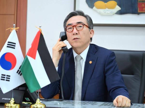 Foreign Minister Cho Tae-yul speaks over the phone with his Jordanian counterpart, Ayman Hussein Al Safadi, Monday. (Ministry of Foreign Affairs)