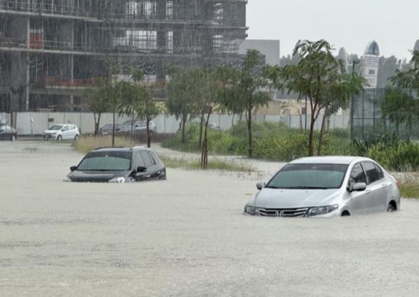 At least 1 dead after heavy rains set off flash floods in UAE