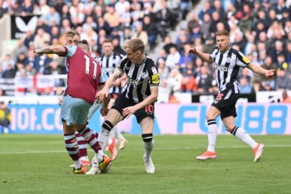 Kalvin Phillips gives away penalty against Newcastle's Anthony Gordon