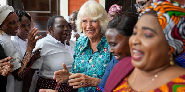 卡米拉健康状况-女王在肯尼亚双手颤抖，“很紧张” 