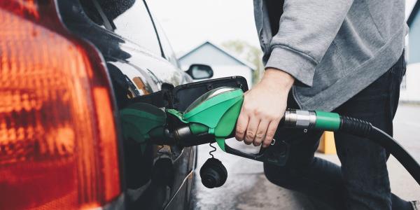 汽油和柴油司机被超市哄骗价格，尽管成本在下降 