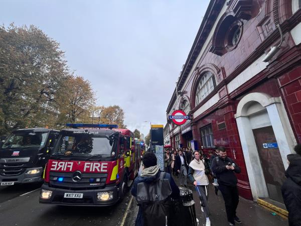 “火灾警报”迫使乔克农场车站疏散，伦敦北线乘客陷入混乱