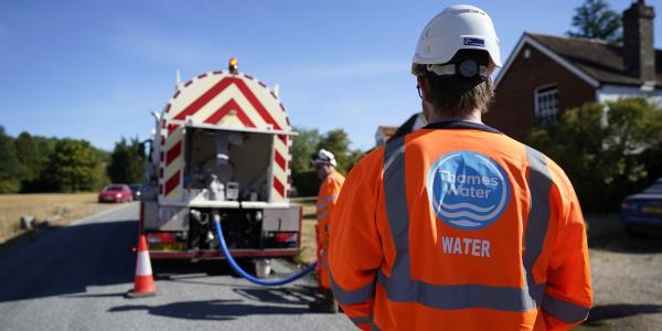 尽管英国污水处理危机仍在持续，但水务公司的老板们却获得了数千英镑的奖金